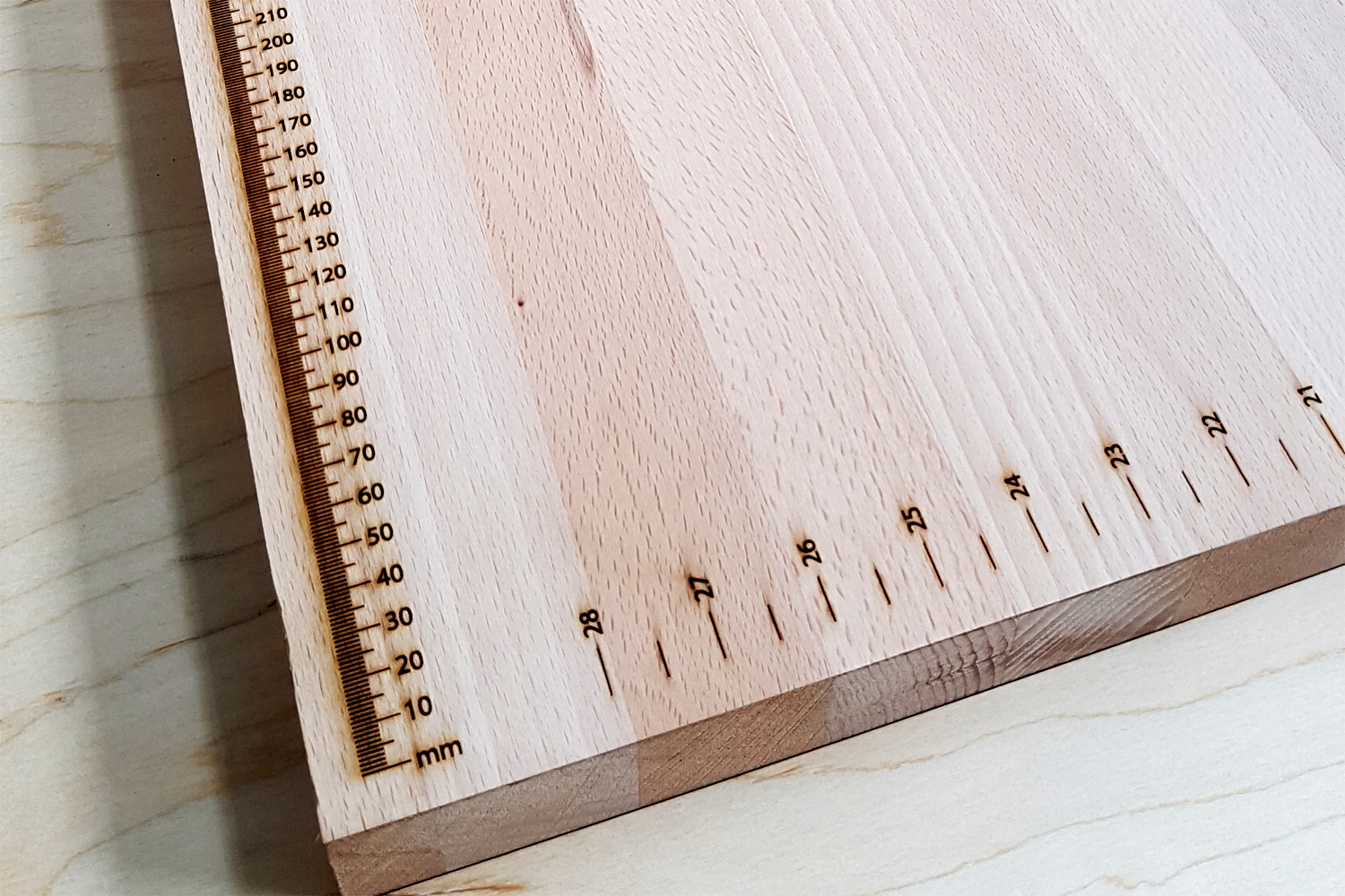 Maßbandgravur in Arbeitsplatte Buche