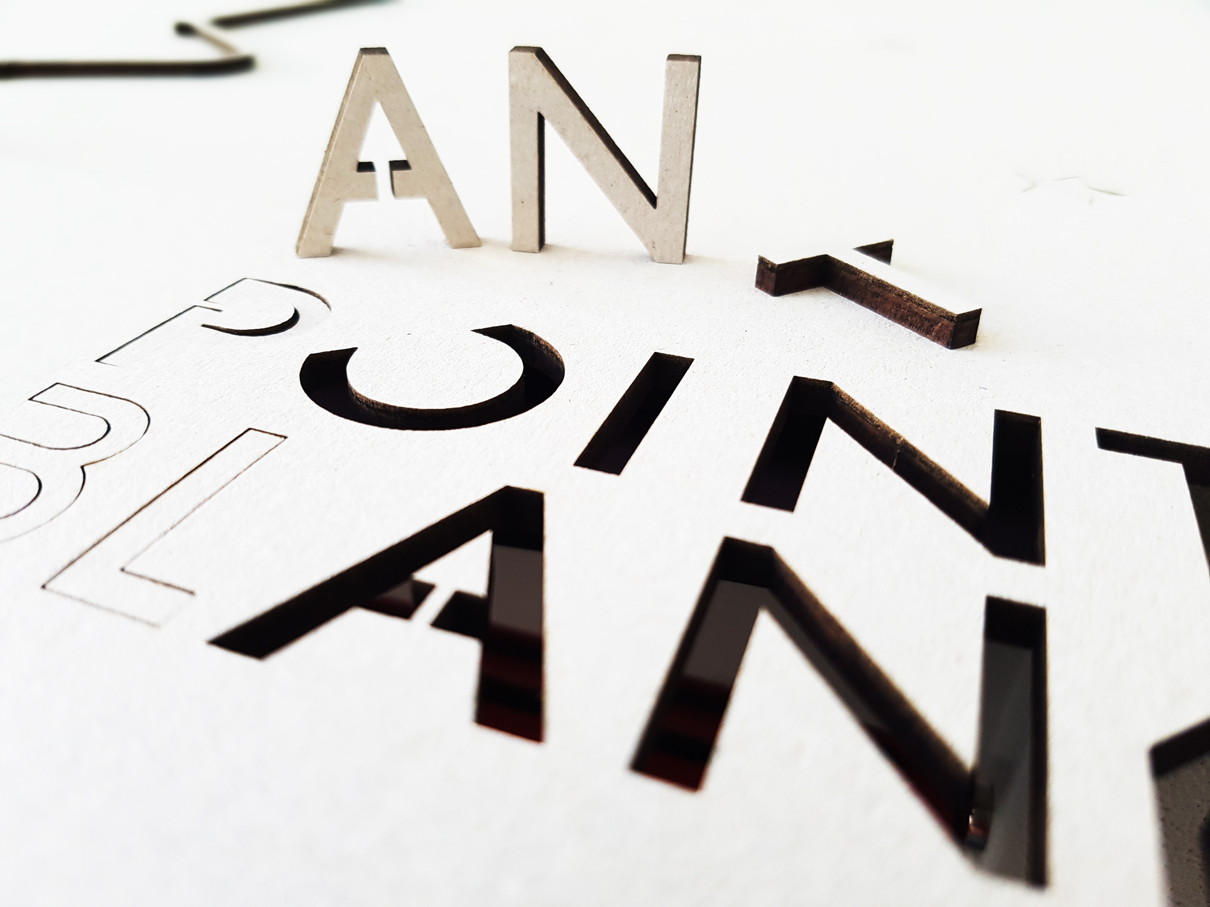 Buchstaben aus Karton auf MDF kaschiert